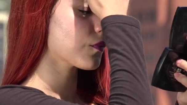 Mujer adolescente chequeo maquillaje en espejo — Vídeos de Stock