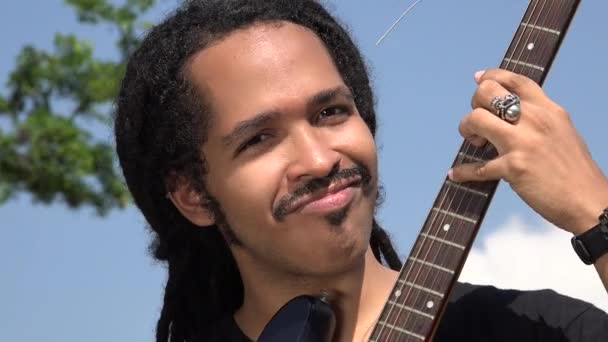 Hombre africano tocando la guitarra — Vídeo de stock