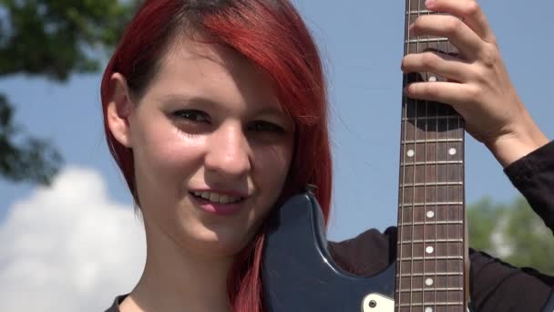 Rothaarige Frau posiert mit Gitarre — Stockvideo