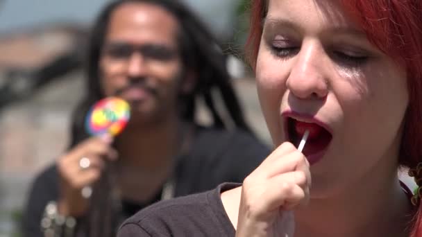 Lollipops felizes e comendo — Vídeo de Stock