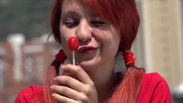 Adorabile adolescente rossa con lecca-lecca — Video Stock