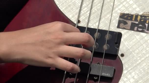 Fingers Plucking Basso corde di chitarra — Video Stock