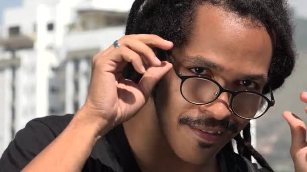 Αφρικής άνδρας αφαίρεση γυαλιά — Αρχείο Βίντεο