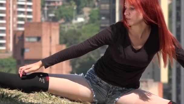 Unga flexibel kvinnliga Stretching — Stockvideo