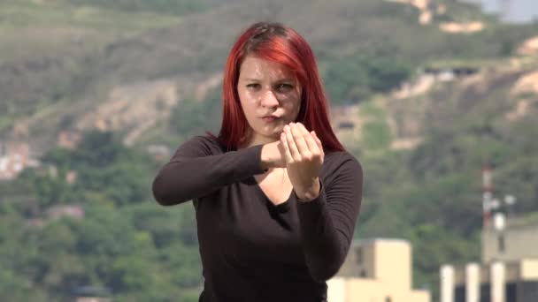 Jovem ruiva mulher praticando artes marciais — Vídeo de Stock