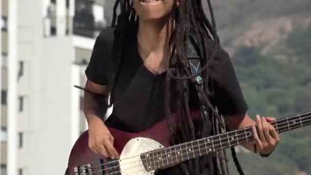 Afrikaanse steelband gitarist met Dreadlocks springen — Stockvideo