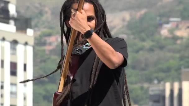 Afrikanska Reggea gitarrist med Dreadlocks — Stockvideo