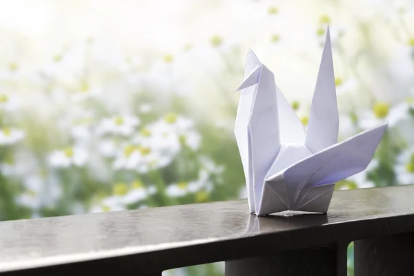 Grue en papier Origami sur le balcon — Photo