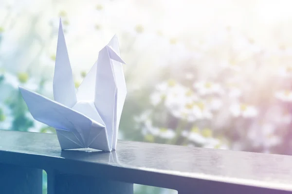 Guindaste de papel Origami na varanda — Fotografia de Stock