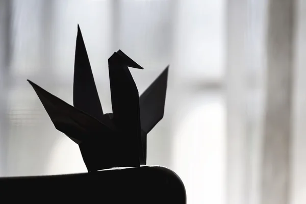 Origami papír jeřáb v obývacím pokoji — Stock fotografie