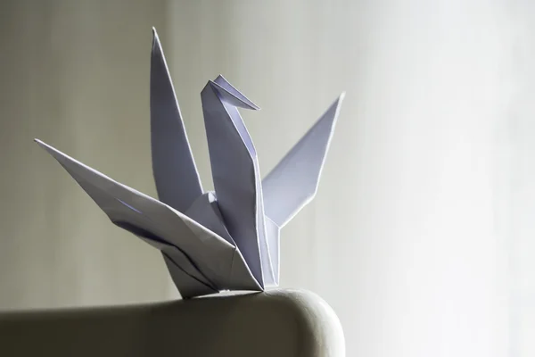 Grúa de papel origami en la sala de estar — Foto de Stock
