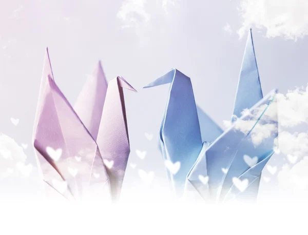 Origami couple paper crane with heart on sky — Stock Photo, Image