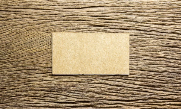 Papier brun sur fond en bois — Photo