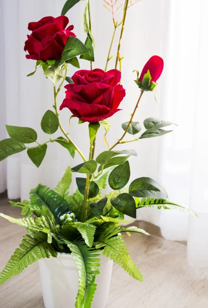 Красные розы в цветочном горшке — стоковое фото