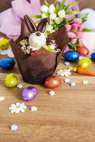 Bolo de Páscoa e ovos de chocolate no fundo de madeira — Fotografia de Stock