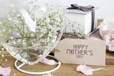 Mutlu anneler günü kağıt etiketinde gypsophila çiçekli