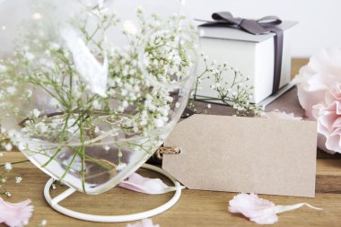 Boş kağıt etiket kalp şişe gypsophila çiçekli