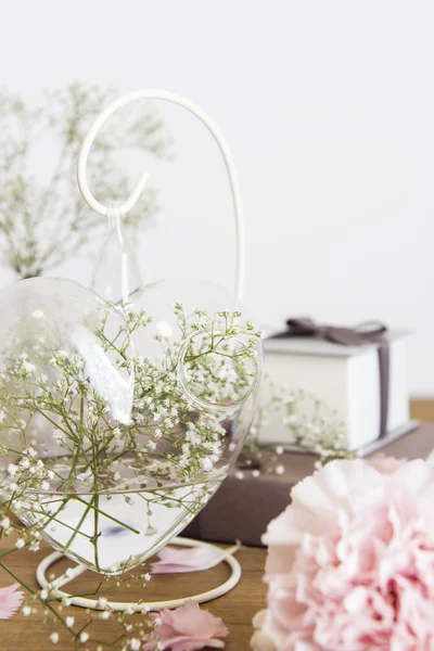 木製のテーブルに心瓶のシュッコンカスミソウ花 — ストック写真
