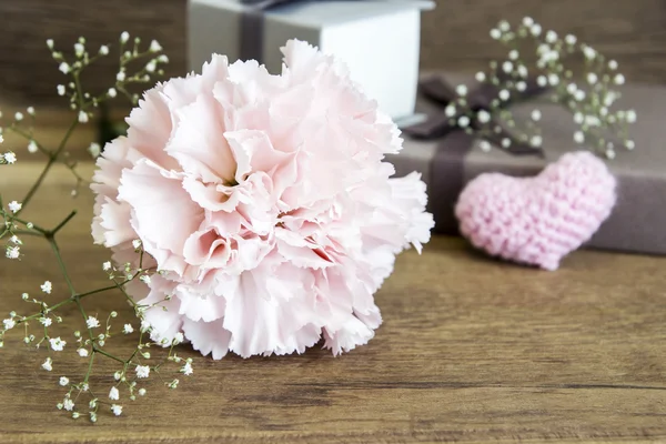 Flores de clavel sobre fondo de madera — Foto de Stock