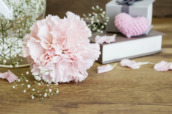 Carnation bloemen op houten tafel — Stockfoto