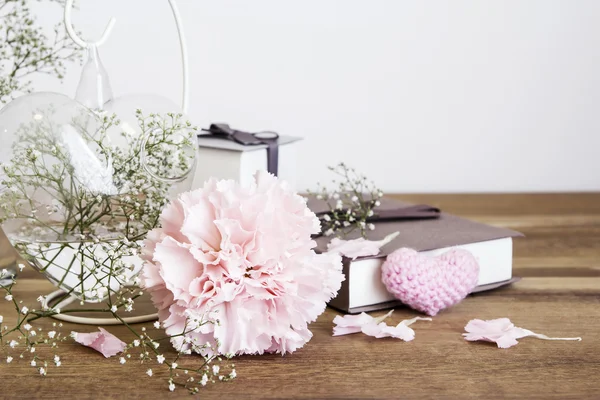 Flores de clavel sobre mesa de madera — Foto de Stock