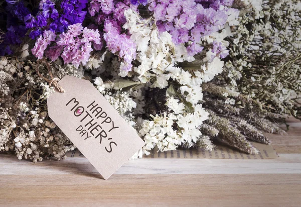 [木製] タブ母の日カードとドライフラワーの花束 — ストック写真