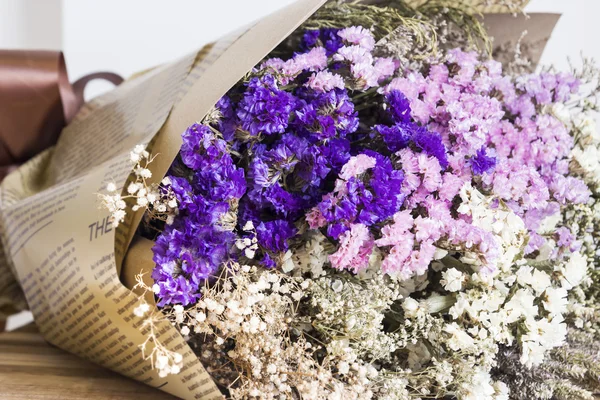 Ahşap masaya kurutulmuş çiçek buketi — Stok fotoğraf