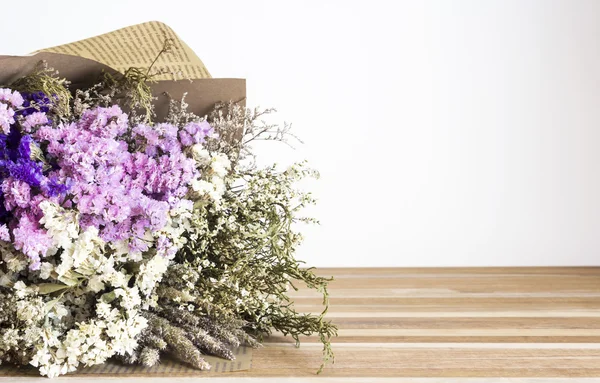 Boeket gedroogde bloemen op de houten tafel — Stockfoto