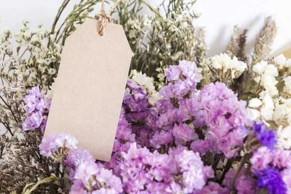 Kytice sušených květin s prázdného papíru značky — Stock fotografie