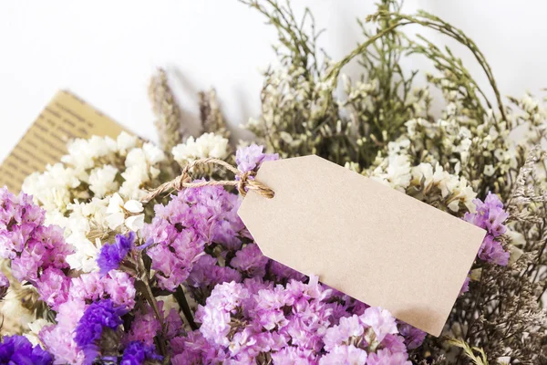 Boeket gedroogde bloemen met blanco papier tag — Stockfoto