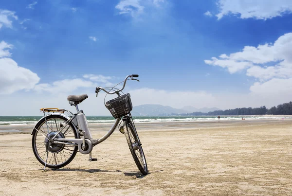 Bicicletta sulla spiaggia — Foto Stock