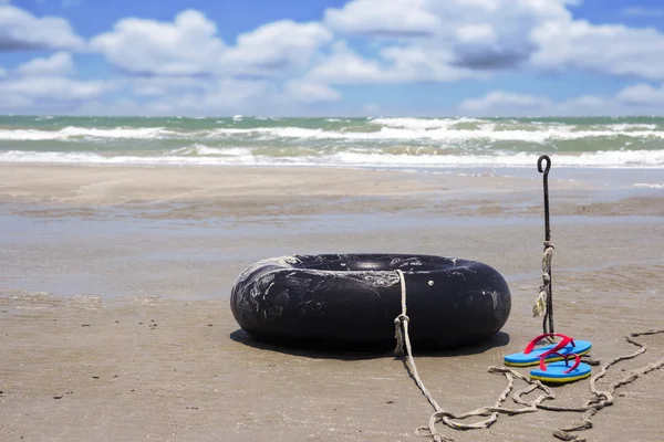 Boya salvavidas en la playa — Foto de Stock