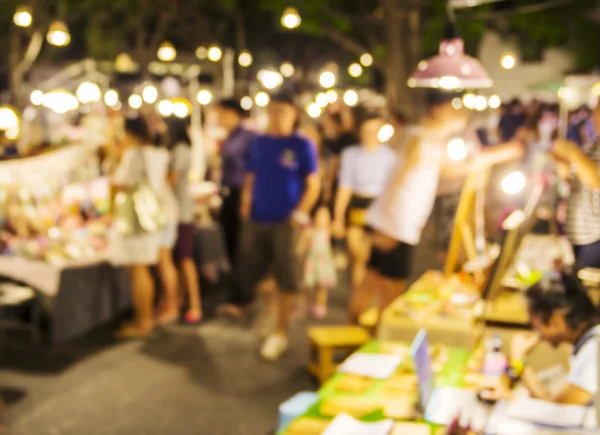 Abstrakte verschwommene Hintergründe von Menschen, die auf einem Nachtfest einkaufen — Stockfoto