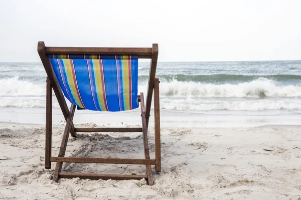 Пляжний стілець на пляжі — стокове фото