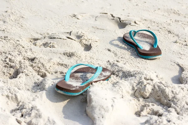 Pantofle na pláži — Stock fotografie