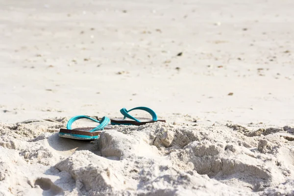 Zapatillas en la playa — Foto de Stock