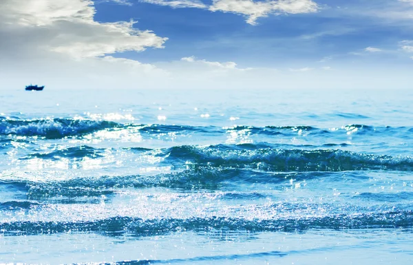 Reflejado de la luz del sol sobre las olas azules — Foto de Stock
