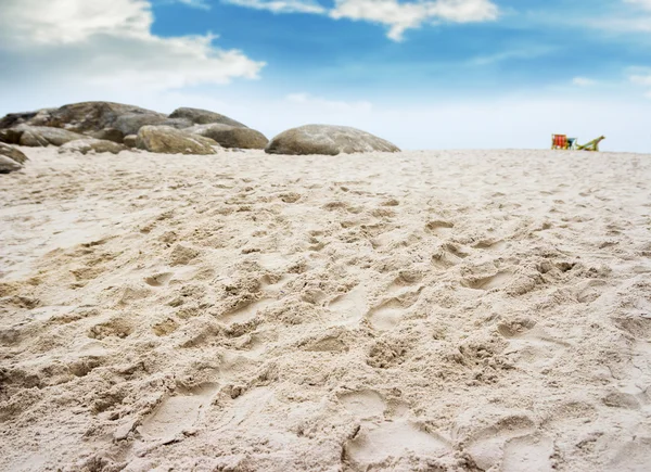 Huellas en la playa de arena — Foto de Stock