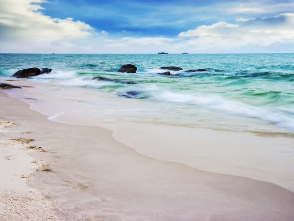 Belo mar tropical e céu azul — Fotografia de Stock