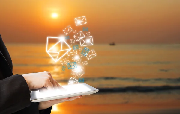 Donna d'affari invio di email marketing mattina in mare — Foto Stock