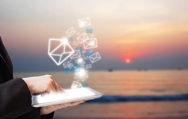 Wanita bisnis yang mengirim pemasaran email di pantai — Stok Foto