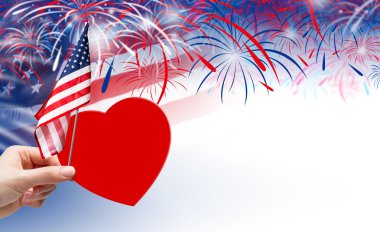 Kırmızı kağıt kalp ve ABD bayrağı havai fişek adam üzerinde tutan el