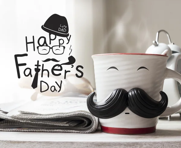 Puchar z wąsem w drewniany stół dla ojców dzień koncepcji — Zdjęcie stockowe