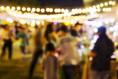 Arka arka plan bulanık insan gece festival alışveriş