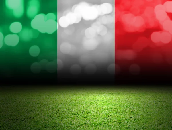 Γήπεδο ποδοσφαίρου και bokeh με σημαία Ιταλίας — Φωτογραφία Αρχείου
