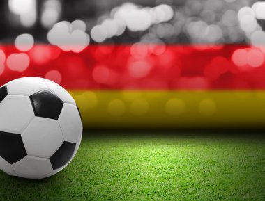 Futbol sahasında futbol topu