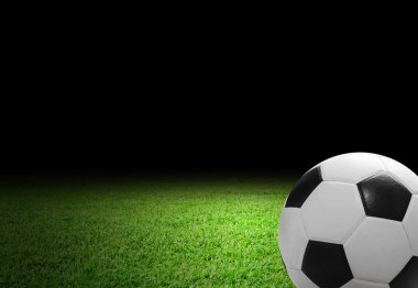 Futbol sahasında futbol topu