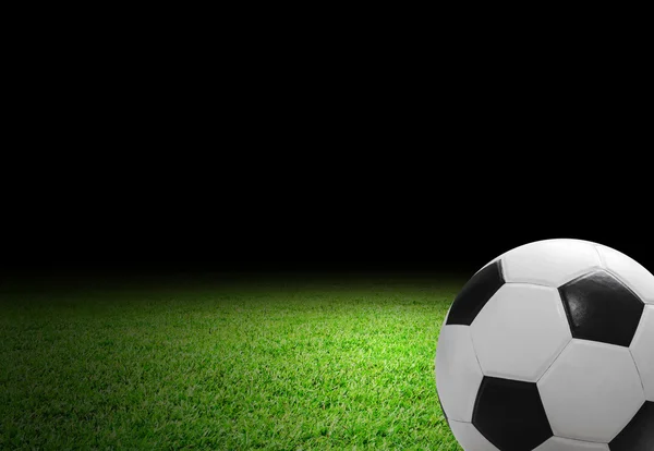Футбольный мяч на футбольном поле — стоковое фото
