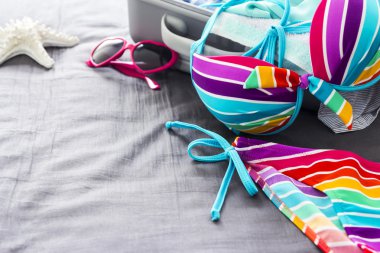 Yatakta renkli bikini