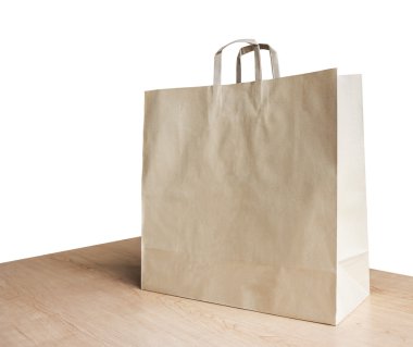 Kırpma yolu ile masada kağıt kahverengi alışveriş çantası